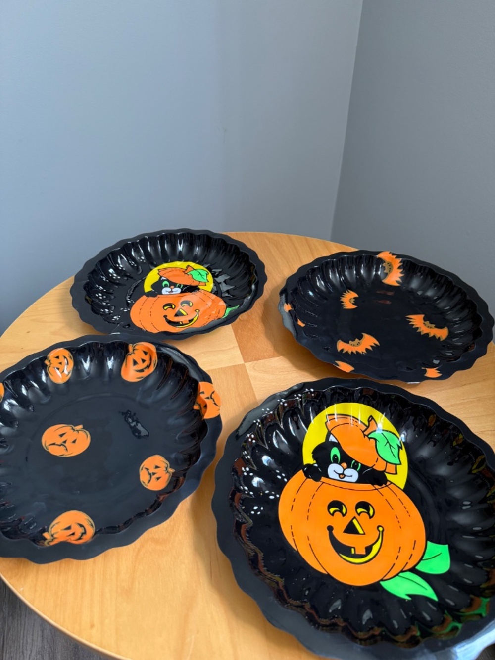 Set of 4 Halloween Y2K Vintage Pumpkin Cat Bats 10"  Plastic Plates by Walmart